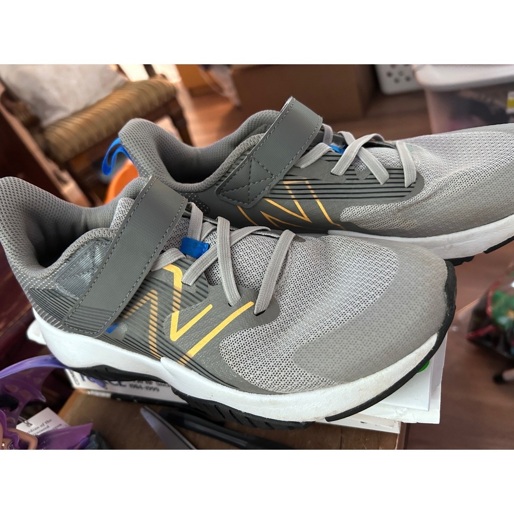 New Balance Sneakers Shoes Hook & Loop Comfort Rave‎ Run v2